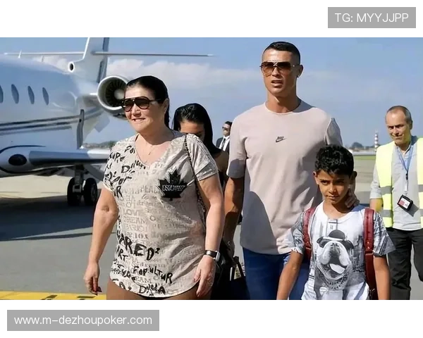 家庭支持:球员母亲看台观战,赛后温情相拥 家庭支持:球员母亲看台观战,赛后温情相拥